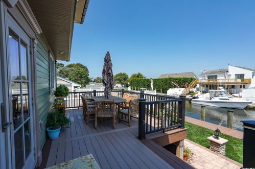 115 Annuskemunnica Rd, Babylon NY  11702-4424 exterior