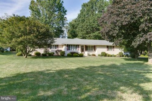 9 Fairway Ct, North Hanover, NJ 08562-2009