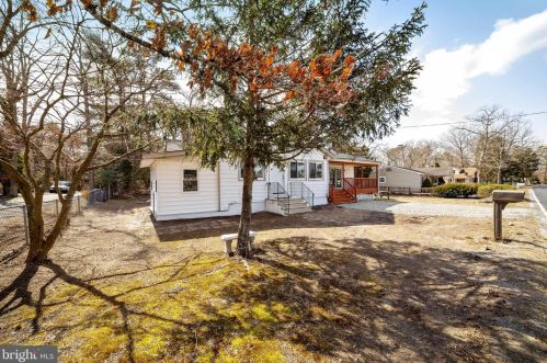 702 Lakeshore Dr, Browns Mills, NJ 08015-4112