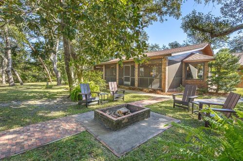 211 Bayshore Dr, Saint George Island FL  32328-3365 exterior