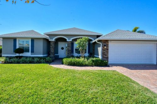 472 Vista Lake Dr, Fort Pierce, FL 34953-8237