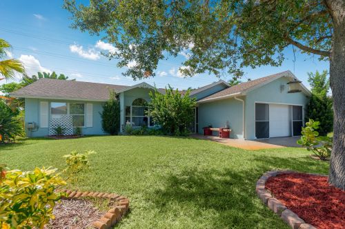 2068 Driftwood St, Fort Pierce, FL 34953-2157