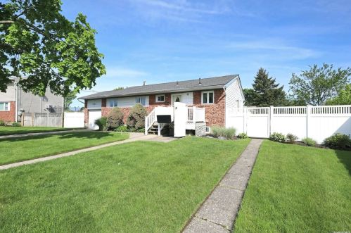 6 Wilshire Dr, Babylon, NY 11703-2710
