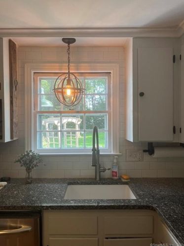 5 Guernsey Rd, Bloomfield CT  06002-3401 exterior