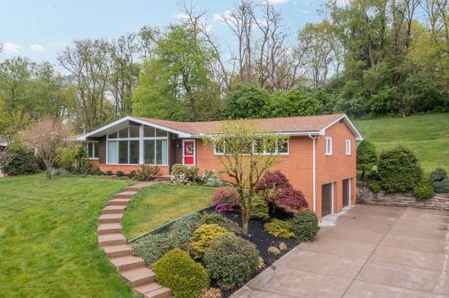 2462 Huntington Dr, Pittsburgh, PA 15241-2531