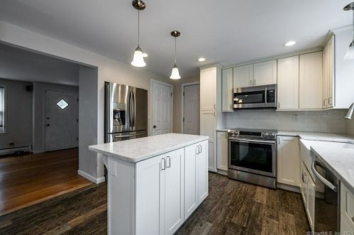 2 Valley Brook Ln, North Haven CT  06473-2638 exterior