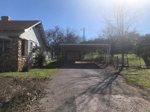 618 Lampasas St, Lometa, TX 76853-2218