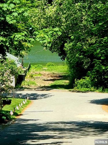 3 Willow Ln, West Milford Lakes, NJ 07480-1334