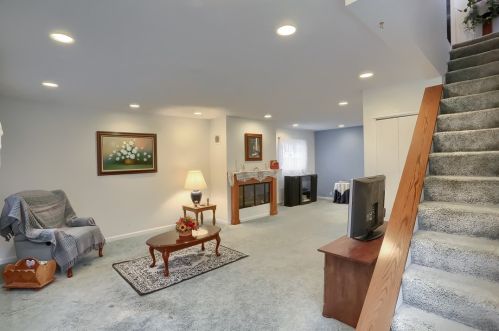 212 Whittier St, Vandergrift, PA 15690-1625