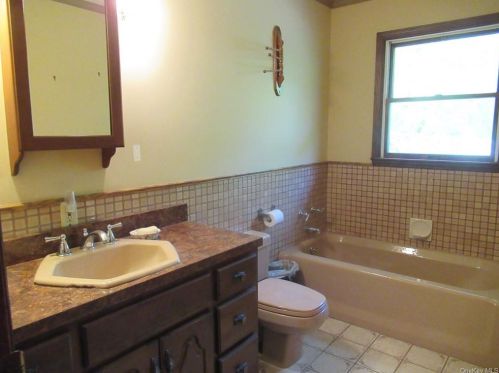 101 Shale Dr, Middletown NY  10940-7121 exterior