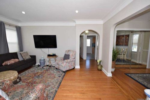 84 Franklin Ave, New Hyde Park, NY 11040-3159