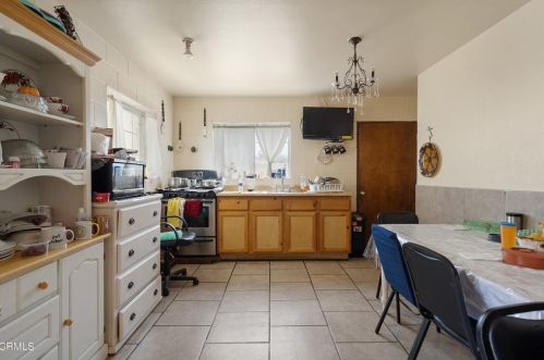 4973 Strickland Dr, Oxnard CA  93036-1052 exterior