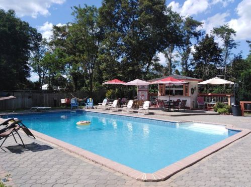 469 Spur Dr, Bayshore, NY 11706-3065