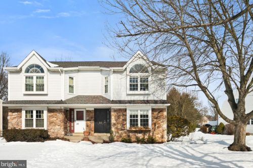 33 Pearl Dr, Gardenville, PA