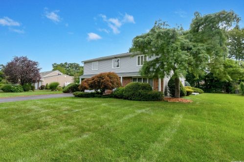 18 Julia Ln, Elwood, NY 11731-5903