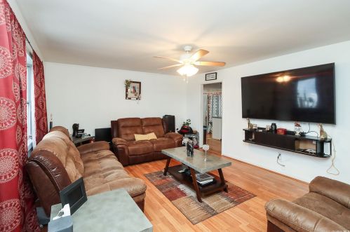 11 Arctic St, Bayshore, NY 11706-5603