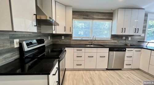 385 Stonetown Rd, Skyline Lakes NJ  07456-1308 exterior