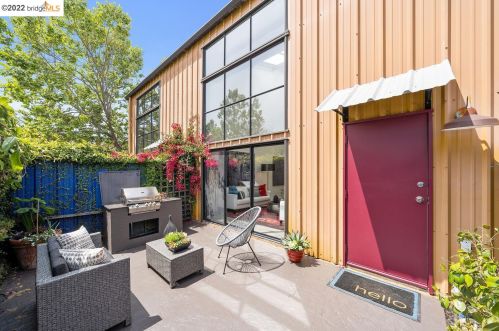 2858 Helen St, Oakland CA  94608-4028 exterior