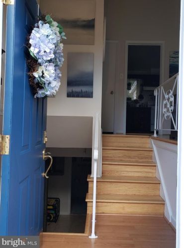 8639 Victoria Rd, Springfield VA  22151-1228 exterior