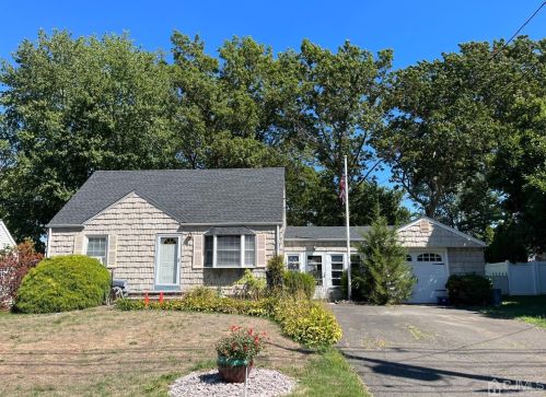 9 Winslow Ave, East Brunswick, NJ 08816-2971