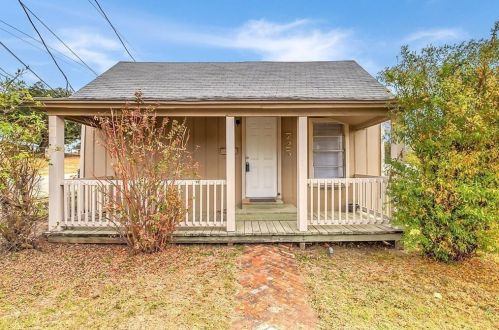 725 Houston St, Granbury, TX 76048-1540