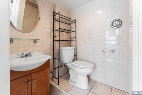 17 Hickory Dr, Oakland NJ  07436-2519 exterior