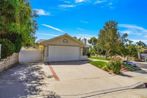 22470 Paragon Dr, Santa Clarita, CA 91350-1359