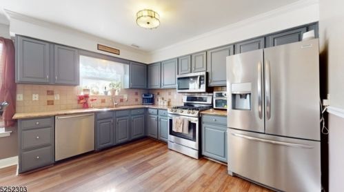 326 Angle Ave, Manville NJ  08835-2318 exterior