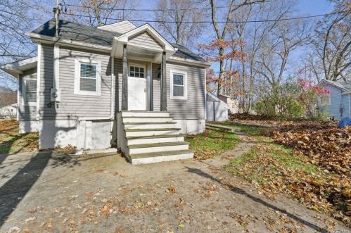 4 Kamp St, Mohegan Lake, NY 10547-1104