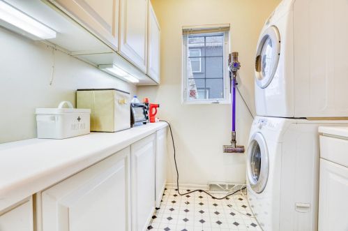 1741 Warren Ave, Milwaukee WI 53202-1616 exterior