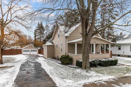 723 London St, Menasha, WI 54952-2401