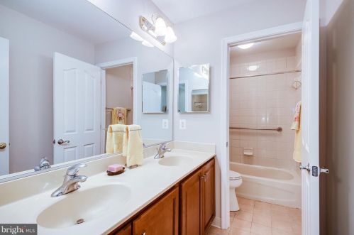 9517 Moonen Bay Ln, Bristow VA  20136-3515 exterior