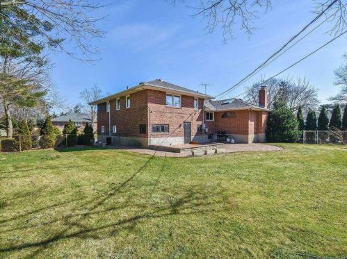 903 Gloucester Ct, Westbury NY  11590-5301 exterior