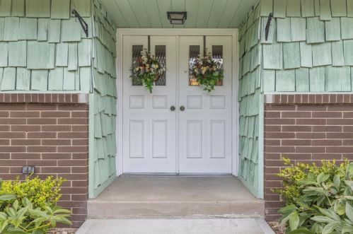 233 Laura Dr, New Kensington, PA 15068-6706