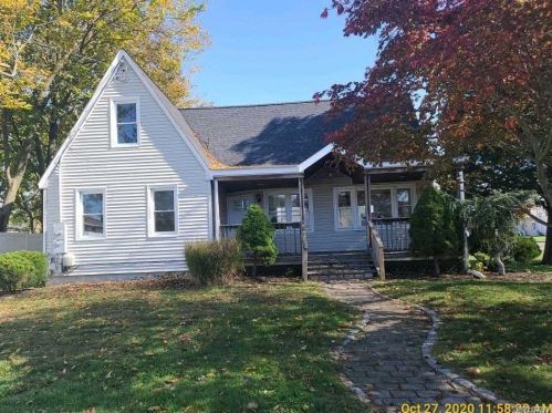 102 7th Ave, Babylon, NY 11704-4528