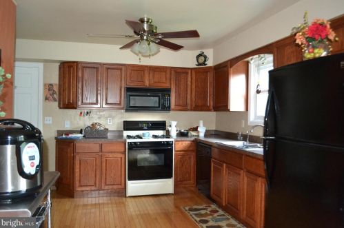 321 Fried Dr, Water Gap, PA 17018-9361