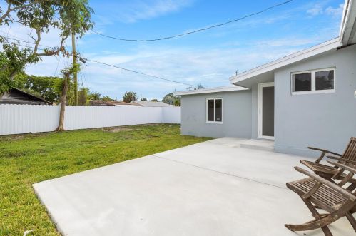 726 56th St, West Palm Beach FL  33407-2508 exterior