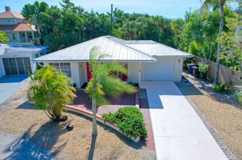 210 Hibiscus Dr, Fort Myers Beach, FL 33931-3833