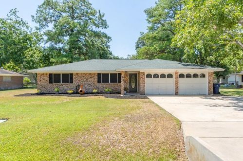108 Stucker Ln, West Columbia, TX 77486-3748