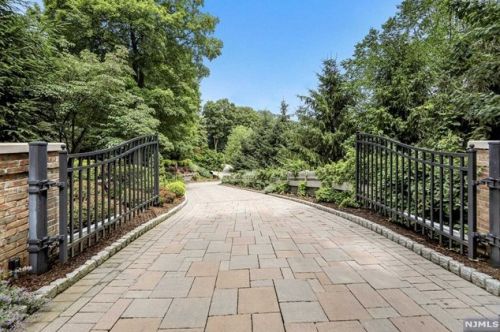 522 Hampton Hill Rd, Franklin Lakes, NJ 07417-1057