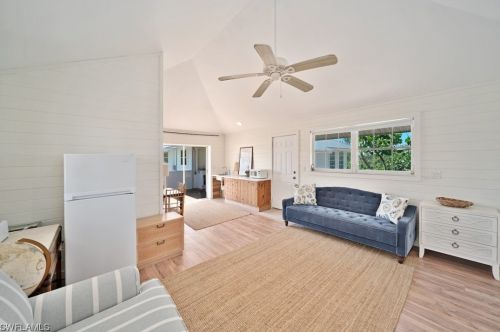 220 Palm Lk Dr, Sanibel FL 33957-5601 exterior