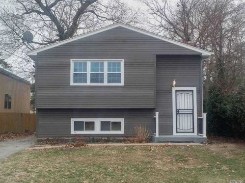 90 22nd St, Wheatley Heights, NY 11798-2102