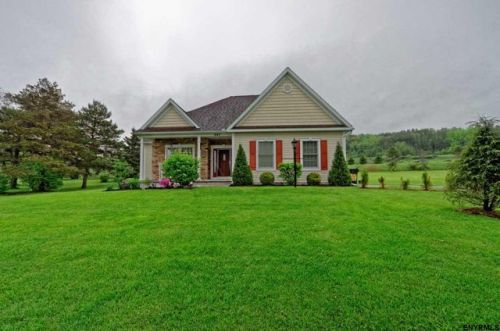 645 Quaker Ln, Braman Corners, NY 12053-2840