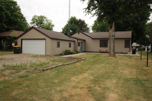 801 2nd St, Fairfax, MN 55332-2133