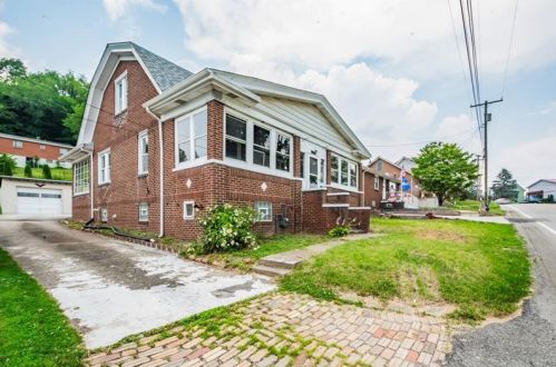 1709 Harrison Ave, Jeannette, PA 15644-1358