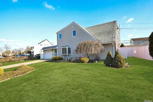77 Hardy Ln, Westbury, NY 11590-6513