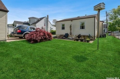 390 Indiana Ave, North Lindenhurst, NY 11757-3816