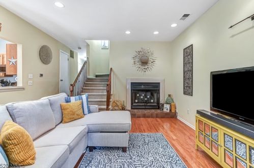 28 Academy Ct, Bedminster NJ  07921-1821 exterior