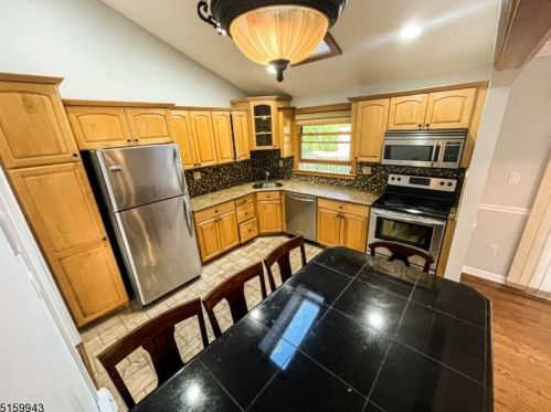 10 Manu Trl, Andover NJ  07821-3305 exterior