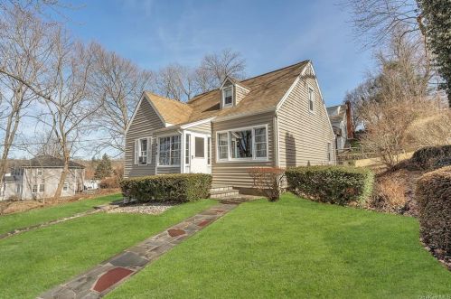 870 Warren Ave, Thornwood, NY 10594-1623